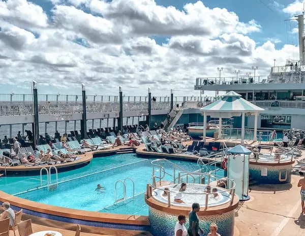 Norwegian Pearl's pool deck