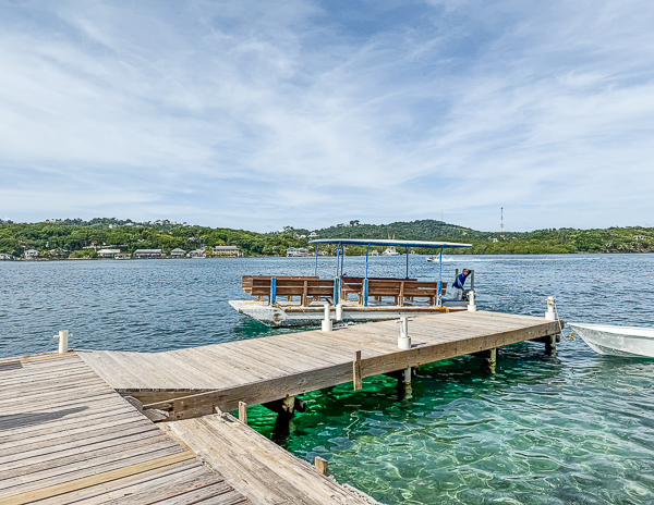 Wooden dock at Brady’s Cay in Roatán, Honduras, where visitors arrive by boat for beach time and relaxation.
