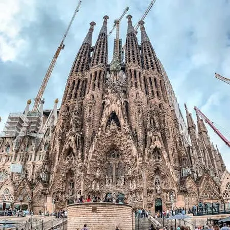 exterior of la sagrada familia barcelona