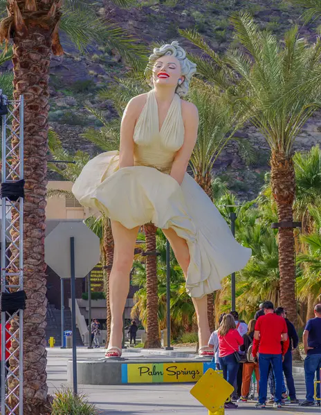 25 ft statue of marilyn monroe stature in palm springs