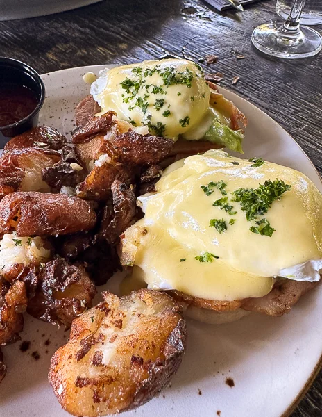 eggs benedict with crispy potatoes