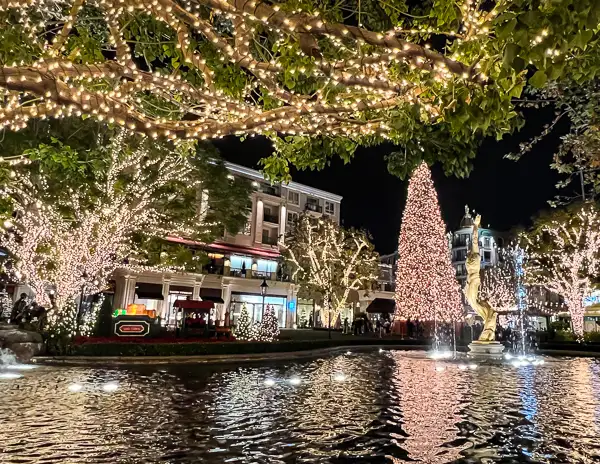 fountain, christmas lights and christmas tree at glendale americana