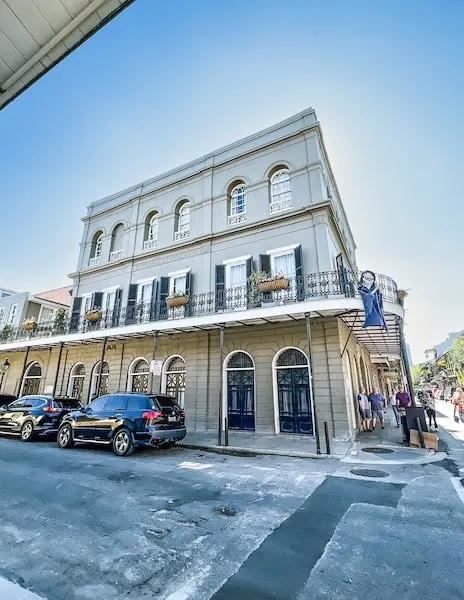 outside of the haunted lalaurie mansion