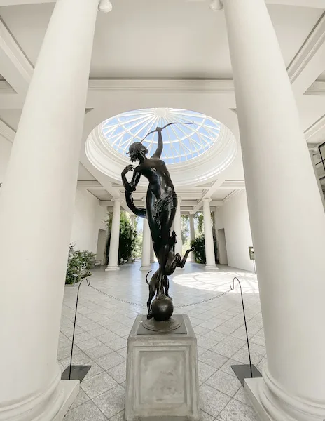scrupture between two columns