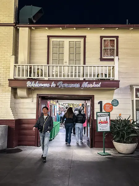 he entrance to the Farmers Market, marked by a welcoming sign that reads "Welcome to Farmers Market".