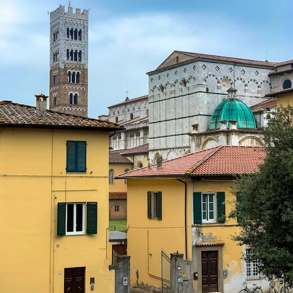 peek of lucca cathedrals bell tower