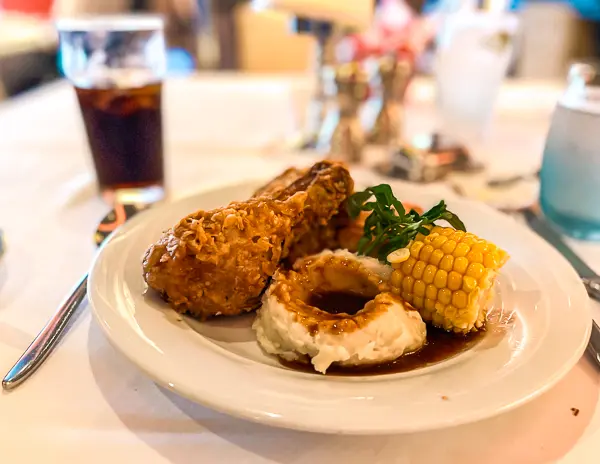 fried chicken, mash potatoes and corn meal with a soda