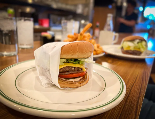 cheeseburger at pie n burger