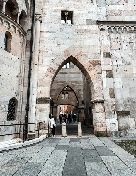 archway by Ghirlandina Tower