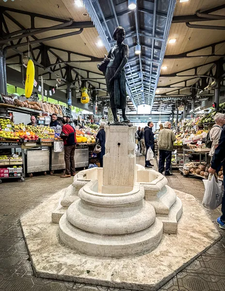 fountain at mercato albinelli in modena