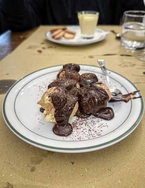 cream puffs with chocolate from cingiagle bianco in florence