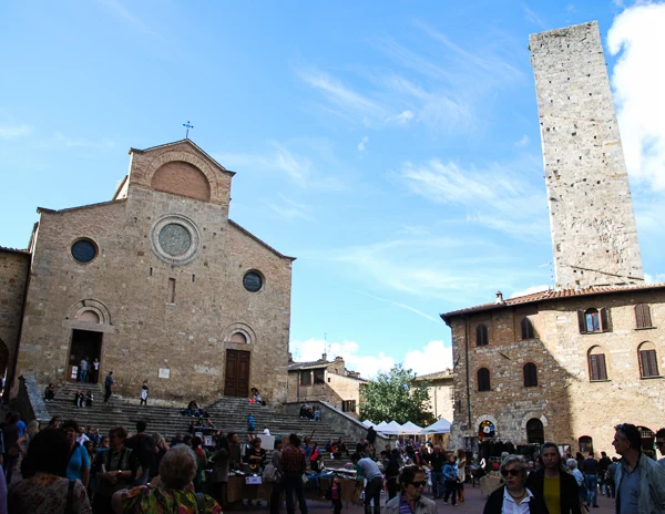 piazza del duomo san gimgnano