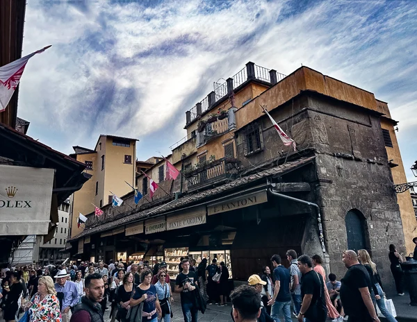 crowded ponte vecchio