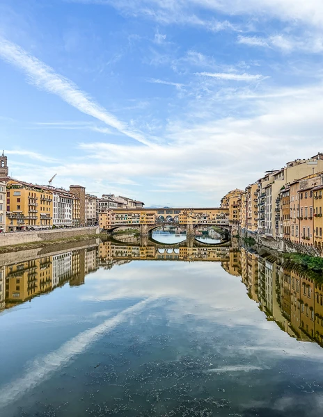 ponte vecchio reflecting against the arno river