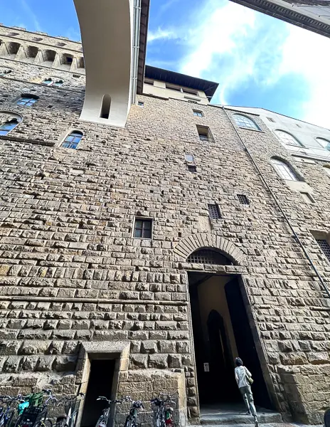 side entrance to secret passage tour in palazzo vecchio