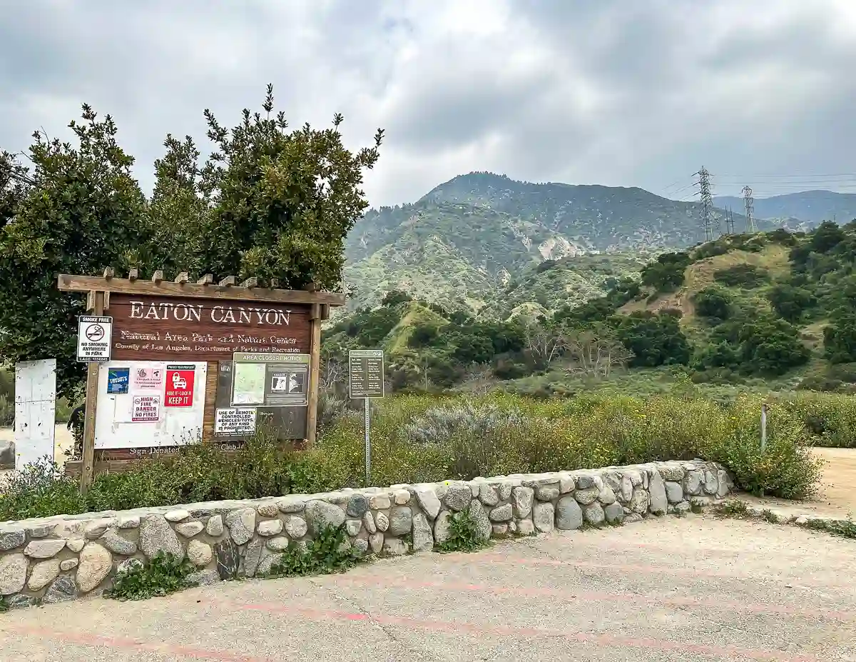 sign at entrance of eaton canyon natural area park 