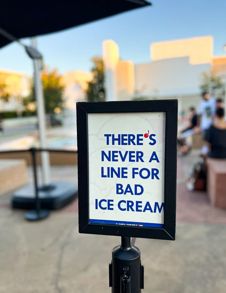 a sign that says there's never a line for bad ice cream at handels in pasadena