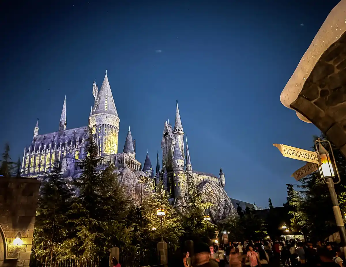 hogwarts lit up at night at universal studios hollywood