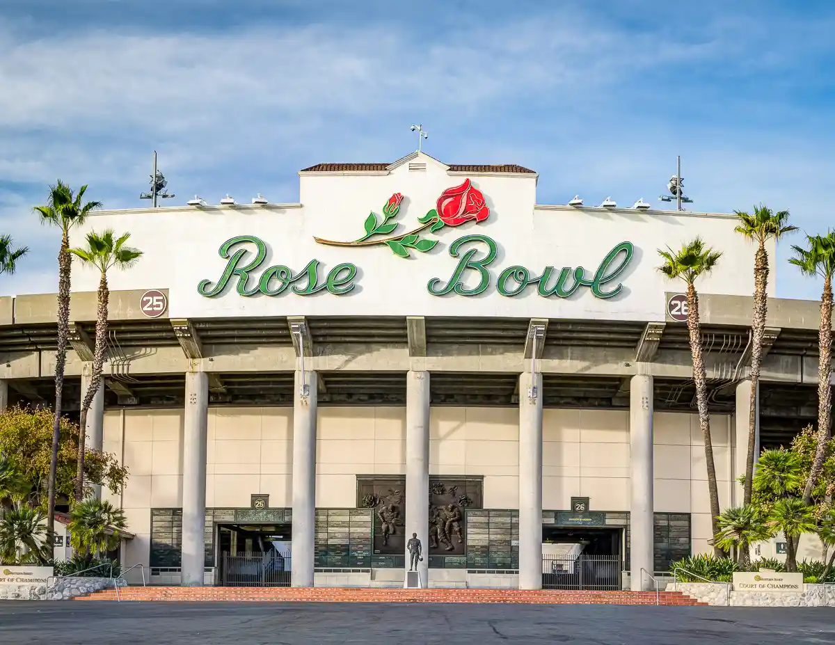 the rose bowl sign in pasadena