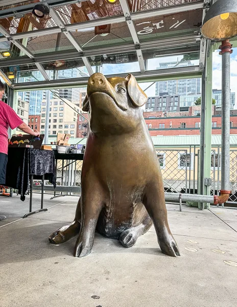 a bronze pig statue at pike place market