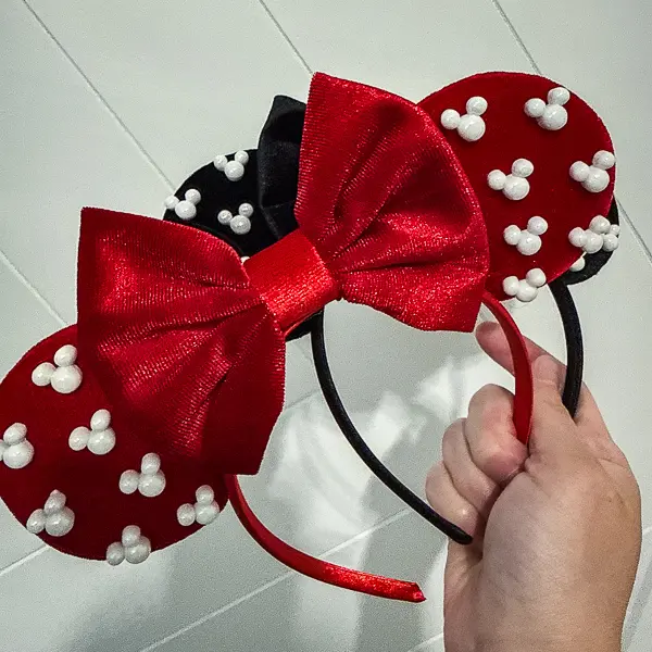 Red Minnie Mouse ears with pearl details and red bow